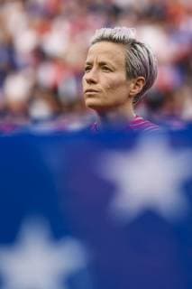 Sport Bilder des Tages 28.06.2019, xkvx, Fussball Frauen WM Viertelfinale in Frankreich, Frankreich - USA emspor, v.l. Megan Rapinoe (Nationalmannschaft USA) singt bei der Nationalhymne Hymne nicht mit Paris *** 28 06 2019, xkvx, Football Womens World Cup Quarter Finals in France, France USA emspor, v l Megan Rapinoe National Team USA does not sing with Paris at the national anthem Hymne