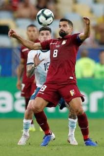 Fußball, Copa America, Venezuela - Argentinien Venezuelan Tomas Rincon (R) receives the ball before Argentinian Rodrigo de Paul (L) during the Copa America 2019 quarter-finals soccer match between Venezuela and Argentina, at Maracana Stadium in Rio de Janeiro, Brazil, 28 June 2019. Venezuela vs. Argentina !ACHTUNG: NUR REDAKTIONELLE NUTZUNG!  Copyright: xAntonioxLacerdax SCA2193 20190628-636973574470317463