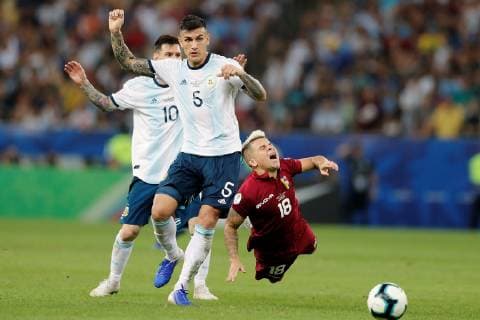 Fußball, Copa America, Venezuela - Argentinien Venezuelan Yeferson Soteldo (R) falls down as Argentinian Leandro Paredes (C) challenges on him, during the Copa America 2019 quarter-finals soccer match between Venezuela and Argentina, at Maracana Stadium in Rio de Janeiro, Brazil, 28 June 2019. Venezuela vs. Argentina !ACHTUNG: NUR REDAKTIONELLE NUTZUNG!  Copyright: xFernandoxMaiax SCA2198 20190628-636973583695407262