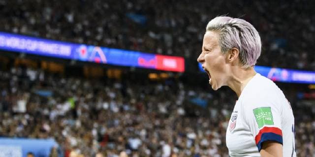 Fußball, WM Damen, Frankreich - USA 28.06.2019, xkvx, Fussball Frauen WM Viertelfinale in Frankreich, Frankreich - USA emspor, v.l. Torjubel, Goal celebration, celebrate the goal zum 0:2 durch Megan Rapinoe (Nationalmannschaft USA) Paris *** 28 06 2019, xkvx, Football Womens World Cup Quarter Finals in France, France USA emspor, v l Goal celebration, Goal celebration, celebrate the goal to 0 2 by Megan Rapinoe National Team USA Paris