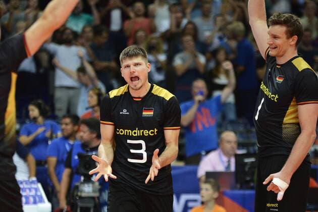 Volleyball, Nations League 2019, Leipzig (28. - 30. Juni 2019), Partie Deutschland vs. Portugal (28.06.2019) Jubel im deutschen Team bei Ruben Schott (Deutschland, Nr. 3) und Ruben Schott (Deutschland, Nr. 3) (v.l.n.r.) nach dem 3:1-Sieg im Spiel Deutschland gegen Portugal (28.06.2019). Leipzig Sachsen Deutschland Arena Leipzig