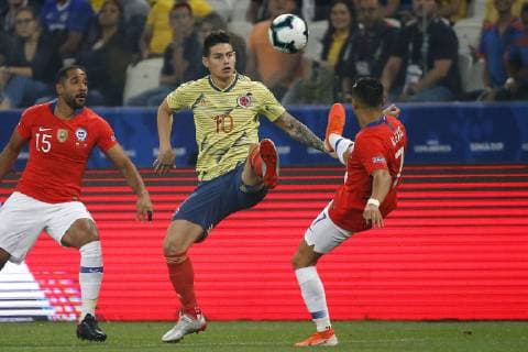 Futbol, Colombia vs Chile Copa America 2019 El jugador de la selecciones colombiana James Rodriguez, centro, disputa el balon con Alexis Sanchez de Chile durante el partido de cuartos de final de la Copa America realizado en el estadio Arena Corinthians de San Pablo, Brasil. 28 06 2019 Andres Pina Photosport Football, Colombia vs Chile Copa America Championship 2019 Colombia s player James Rodriguez, center, battles for the ball against Alexis Sanchez of Chile during the quarter final match of the Copa America Championship held at the Arena Corinthians stadium in Sao Paulo, Brazil. 28 06 2019 Andres Pina Photosport Colombia vs Chile, Copa America 2019 