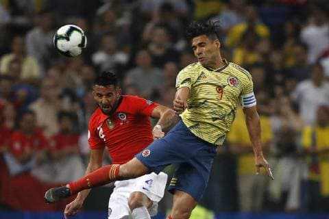 Futbol, Colombia vs Chile Copa America 2019 El jugador de la selecciones colombiana Radamel Falcao Garcia, derecha, disputa el balon con Mauricio Isla de Chile durante el partido de cuartos de final de la Copa America realizado en el estadio Arena Corinthians de San Pablo, Brasil. 28 06 2019 Andres Pina Photosport Football, Colombia vs Chile Copa America Championship 2019 Colombia s player Radamel Falcao Garcia, right, battles for the ball against Mauricio Isla of Chile during the quarter final match of the Copa America Championship held at the Arena Corinthians stadium in Sao Paulo, Brazil. 28 06 2019 Andres Pina Photosport Colombia vs Chile, Copa America 2019 