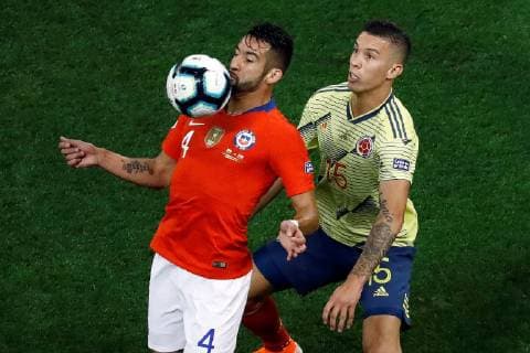 Chile s Mauricio Isla (L) vies for the ball with Mateus Uribe (R) during the Copa America 2019 quarter-finals soccer match between Colombia and Chile, at Arena Corinthians Stadium in Sao Paulo, Brazil, 28 June 2019. Colombia vs Chile !ACHTUNG: NUR REDAKTIONELLE NUTZUNG!  Copyright: xMarceloxChellox SCA2057 20190629-636973698088468732