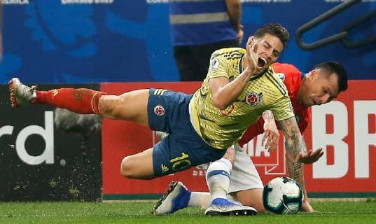 Colombia vs. Chile SÃO PAULO, SP - 28.06.2019: COLOMBIA VS. CHILE - James Rodríguez of Colombia is missing a ball match with Chile& 39;s Gary Medel during a match between Colombia and Chile, valid for the qurfinals of the 2019 America& 39;p, hp, hp, held this Friday (28) at the Corinthians Arena in São Paulo, SP. (Photo: Marcelo Machde Melo FotoFotoarena) x1754916x  MarceloxMachadoxdexMelo