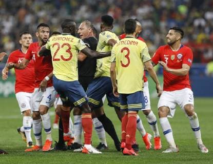 Colombia vs. Chile SÃO PAULO, SP - 28.06.2019: COLOMBIA VS. CHILE - Confusion between players during a match between Colombia and Chile, valid for the quarterfinals of Copa America 2019, held this Friday (28) at the Corinthians Arena in São Paulo, SP. (Photo: Ricardo Moreira Fotoarena) x1754935x  RicardoxMoreira