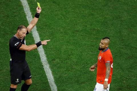 Sport Themen der Woche KW26 Sport Bilder des Tages Sport Bilder des Tages Argentine referee Nestor Pitana (L) shows yellow card to Chile s Arturo Vidal during the Copa America 2019 quarter-finals soccer match between Colombia and Chile, at Arena Corinthians Stadium in Sao Paulo, Brazil, 28 June 2019. Colombia vs Chile !ACHTUNG: NUR REDAKTIONELLE NUTZUNG!  Copyright: xMarceloxChellox SCA20113 20190629-636973733097752183