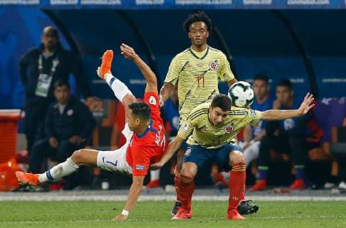 Colombia vs. Chile SÃO PAULO, SP - 28.06.2019: COLOMBIA VS. CHILE - Alexis Sánchez from Chile fights with Colombia& 39;s Stefan Medina during a match between Colombia and Chile, valid for the quarterfinals oe Copa America 2019, held thd this Friday (28) at the Corinthians Arena in São Paulo, SP. (Photo: Marcelo Machado de Melo Fotoarena) x1755034x  MarceloxMachadoxdexMelo