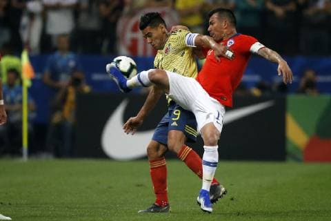 Futbol, Colombia vs Chile Copa America 2019 El jugador de la selecciones chilena Gary Medel, derecha, disputa el balon con Radamel Falcao de Colombia durante el partido de cuartos de final de la Copa America realizado en el estadio Arena Corinthians de San Pablo, Brasil. 28 06 2019 Andres Pina Photosport Football, Colombia vs Chile Copa America Championship 2019 Chile s player Gary Medel, right, battles for the ball against Radamel Falcao of Colombia during the quarter final match of the Copa America Championship held at the Arena Corinthians stadium in Sao Paulo, Brazil. 28 06 2019 Andres Pina Photosport Colombia vs Chile, Copa America 2019 