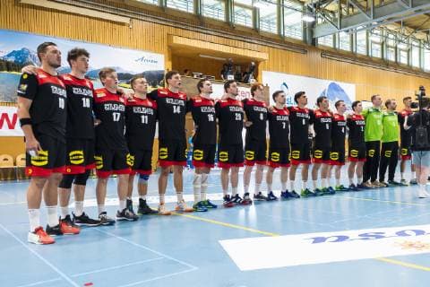 Kloten, Deutschland 28. Juni 2019: DHB U21, U 21 Laenderspiel - Airport Trophy - Spanien vs. Deutschland die Mannschaft von Deutschland bei der Nationalhymne Kloten Sporthalle Ruebisbach Schweiz