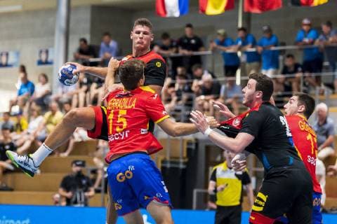 Kloten, Deutschland 28. Juni 2019: DHB U21, U 21 Laenderspiel - Airport Trophy - Spanien vs. Deutschland Sebastian Heymann (Deutschland FrischAuf Goeppingen), Antonio Serradilla (Spanien), Joshua Thiele (Deutschland TSV Hannover-Burgdorf), Eneko Goenaga (Spanien) Kloten Sporthalle Ruebisbach Schweiz