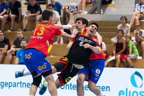 Kloten, Deutschland 28. Juni 2019: DHB U21, U 21 Laenderspiel - Airport Trophy - Spanien vs. Deutschland v.li. Eneko Goenaga (Spanien), Eloy Moranze Maldonado (Deutschland Bayer Dormagen) Kloten Sporthalle Ruebisbach Schweiz
