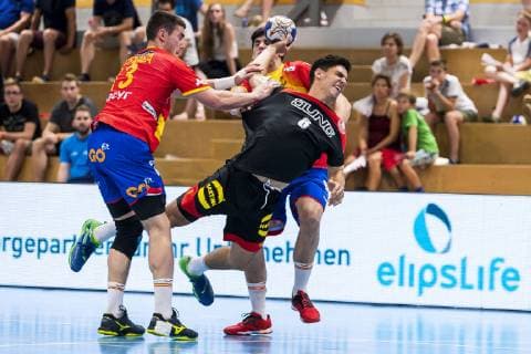 Kloten, Deutschland 28. Juni 2019: DHB U21, U 21 Laenderspiel - Airport Trophy - Spanien vs. Deutschland v.li. Eneko Goenaga (Spanien), Eloy Moranze Maldonado (Deutschland Bayer Dormagen) Kloten Sporthalle Ruebisbach Schweiz