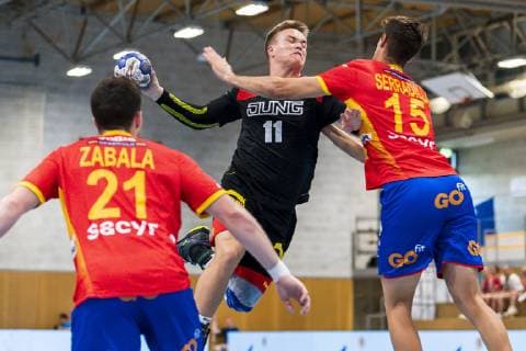 Kloten, Deutschland 28. Juni 2019: DHB U21, U 21 Laenderspiel - Airport Trophy - Spanien vs. Deutschland v.li. Mikel Zabala (Spanien), Max Neuhaus (Deutschland SC Magdeburg TSG Friesenheim), Antonio Serradilla (Spanien) Kloten Sporthalle Ruebisbach Schweiz