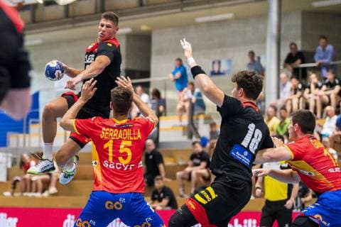 Kloten, Deutschland 28. Juni 2019: DHB U21, U 21 Laenderspiel - Airport Trophy - Spanien vs. Deutschland v.li. Sebastian Heymann (Deutschland FrischAuf Goeppingen), Antonio Serradilla (Spanien), Justin Kurch (Deutschland SC Magdeburg), Eneko Goenaga (Spanien) Kloten Sporthalle Ruebisbach Schweiz