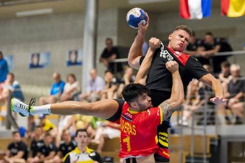 Kloten, Deutschland 28. Juni 2019: DHB U21, U 21 Laenderspiel - Airport Trophy - Spanien vs. Deutschland v. li. im Zweikampf Sebastian Heymann (Deutschland FrischAuf Goeppingen), Pau Oliveras Floreta (Spanien) Kloten Sporthalle Ruebisbach Schweiz