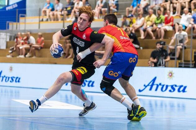 Kloten, Deutschland 28. Juni 2019: DHB U21, U 21 Laenderspiel - Airport Trophy - Spanien vs. Deutschland v.li. Lukas Stutzke (Deutschland Bayer Dormagen), Eneko Goenaga (Spanien) Kloten Sporthalle Ruebisbach Schweiz