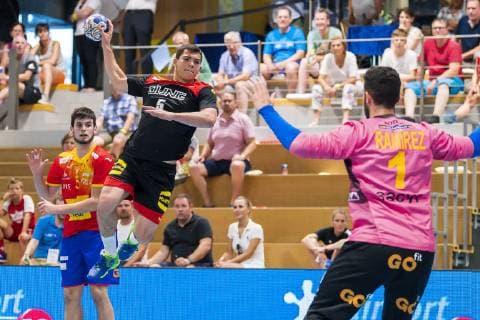 Kloten, Deutschland 28. Juni 2019: DHB U21, U 21 Laenderspiel - Airport Trophy - Spanien vs. Deutschland v.li. Lobato Alvaro Martinez (Spanien), Tim Matthes (Deutschland Fuechse Berlin), Kilian Ramirez (Spanien) Kloten Sporthalle Ruebisbach Schweiz