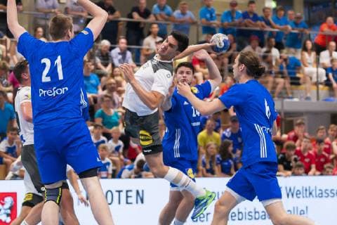 Kloten, Deutschland 29. Juni 2019: Handball, DHB U21, U 21 Laenderspiel - Airport Trophy - Deutschland vs. Frankreich v.li. Robin Dourte (Frankreich), Eloy Moranze Maldonado (Deutschland Bayer Dormagen), Elohim Prandi (Frankreich), Noa Gaudin (Frankreich) Kloten Sporthalle Ruebisbach Schweiz