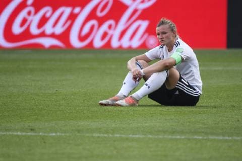 29.06.2019, xkvx, Fussball Frauen WM Viertelfinale in Frankreich, Deutschland - Schweden emspor, v.l. Deutschland DFB Spielerinnen nach dem Spiel enttaeuscht, enttaeuscht schauend, dissapointed Alexandra Popp (Deutsche Fussball Nationalmannschaft DFB) Rennes
