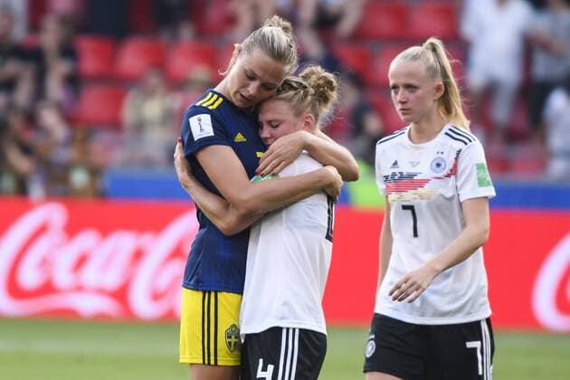Sport Themen der Woche KW26 Sport Bilder des Tages 29.06.2019, xkvx, Fussball Frauen WM Viertelfinale in Frankreich, Deutschland - Schweden emspor, v.l. Deutschland DFB Spielerinnen nach dem Spiel enttaeuscht, enttaeuscht schauend, dissapointed Fridolina Rolfo (Fussballnationalmannschaft Schweden), Leonie Maier (Deutsche Fussball Nationalmannschaft DFB) Rennes *** 29 06 2019, xkvx, womens football World Cup quarter finals in France, Germany Sweden emspor, v l Germany DFB players disappointed after the match, looking disappointed, dissapointed Fridolina Rolfo national football team Sweden , Leonie Maier German national football team DFB Rennes