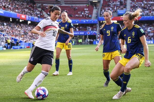 29.06.2019, xkvx, Fussball Frauen WM Viertelfinale in Frankreich, Deutschland - Schweden emspor, v.l. Dzsenifer Marozsan (Deutsche Fussball Nationalmannschaft DFB), Kosovare Asllani (Fussballnationalmannschaft Schweden), Magdalena Eriksson (Fussballnationalmannschaft Schweden) Rennes