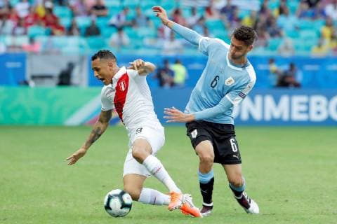 Uruguay s Rodrigo Bentancur (R) in action against Peruvian Paolo Guerrero (L) during the Copa America 2019 quarter-finals soccer match between Uruguay and Peru, at Arena Fonte Nova Stadium in Salvador, Brazil, 29 June 2019. Uruguay vs. Peru !ACHTUNG: NUR REDAKTIONELLE NUTZUNG!  Copyright: xMauricioxDuenasxCastanedax SCA2251 20190629-636974402364692492