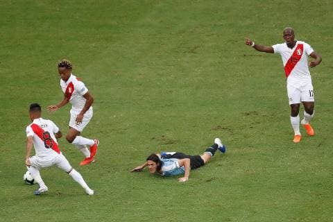 Uruguay s Edinson Cavani (C) falls during the Copa America 2019 quarter-finals soccer match between Uruguay and Peru, at Arena Fonte Nova Stadium in Salvador, Brazil, 29 June 2019. Uruguay vs. Peru !ACHTUNG: NUR REDAKTIONELLE NUTZUNG!  Copyright: xRaulxSpinassex SCA2259 20190629-636974406827346790