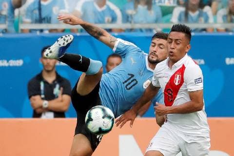 Uruguay s Giorgian De Arrascaeta (L) in action against Peruvian Christian Cueva (R) during the Copa America 2019 quarter-finals soccer match between Uruguay and Peru, at Arena Fonte Nova Stadium in Salvador, Brazil, 29 June 2019. Uruguay vs. Peru !ACHTUNG: NUR REDAKTIONELLE NUTZUNG!  Copyright: xMauricioxDuenasxCastanedax SCA2266 20190629-636974410340443739