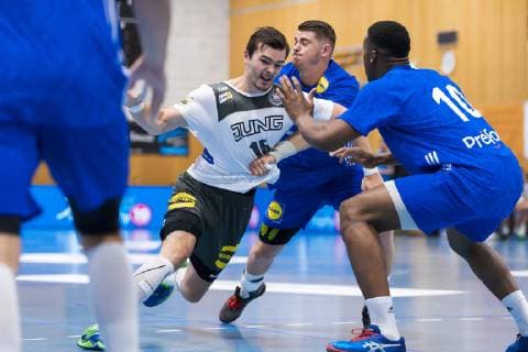Kloten, Deutschland 29. Juni 2019: Handball, DHB U21, U 21 Laenderspiel - Airport Trophy - Deutschland vs. Frankreich v. li. im Zweikampf Hendrik Schreiber (Deutschland HSG Wetzlar) Kloten Sporthalle Ruebisbach Schweiz