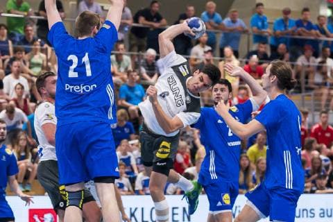Kloten, Deutschland 29. Juni 2019: Handball, DHB U21, U 21 Laenderspiel - Airport Trophy - Deutschland vs. Frankreich v.li. Robin Dourte (Frankreich), Eloy Moranze Maldonado (Deutschland Bayer Dormagen) Kloten Sporthalle Ruebisbach Schweiz