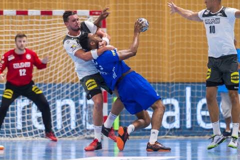 Kloten, Deutschland 29. Juni 2019: Handball, DHB U21, U 21 Laenderspiel - Airport Trophy - Deutschland vs. Frankreich v. li. im Zweikampf Marcel Timm (Deutschland HC 2000 Coburg) und Yoann Gibelin (Frankreich) Kloten Sporthalle Ruebisbach Schweiz