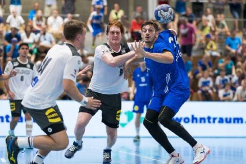 Kloten, Deutschland 29. Juni 2019: Handball, DHB U21, U 21 Laenderspiel - Airport Trophy - Deutschland vs. Frankreich v. li. im Zweikampf Lukas Stutzke (Deutschland Bayer Dormagen) und Elohim Prandi (Frankreich) Kloten Sporthalle Ruebisbach Schweiz