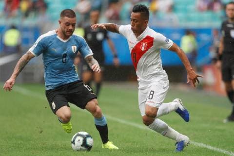 Uruguay s Nahitan Nández (L) in action against Peruvian Christian Cueva (R) during the Copa America 2019 quarter-finals soccer match between Uruguay and Peru, at Arena Fonte Nova Stadium in Salvador, Brazil, 29 June 2019. Uruguay vs. Peru !ACHTUNG: NUR REDAKTIONELLE NUTZUNG!  Copyright: xJoedsonxAlvesx SCA2286 20190629-636974420000236588