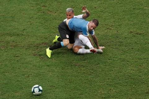 Uruguay s Nahitan Nandez (front) in action against Peruvian Miguel Trauco during the Copa America 2019 quarter-finals soccer match between Uruguay and Peru, at Arena Fonte Nova Stadium in Salvador, Brazil, 29 June 2019. EFERaul Spinasse Uruguay vs. Peru !ACHTUNG: NUR REDAKTIONELLE NUTZUNG!  Copyright: xRaulxSpinassex SCA2290 20190629-636974424324254097