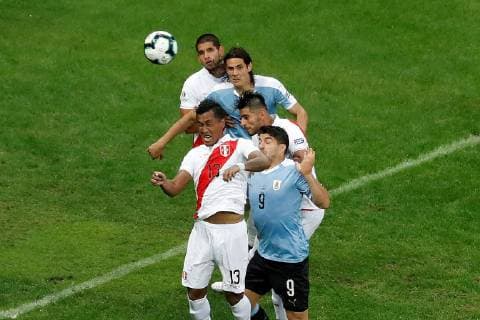 Uruguay s Luis Suarez (R) in action against Peruvian Renato Tapia (L) during the Copa America 2019 quarter-finals soccer match between Uruguay and Peru, at Arena Fonte Nova Stadium in Salvador, Brazil, 29 June 2019. Uruguay vs. Peru !ACHTUNG: NUR REDAKTIONELLE NUTZUNG!  Copyright: xRaulxSpinassex SCA2295 20190629-636974431718402725