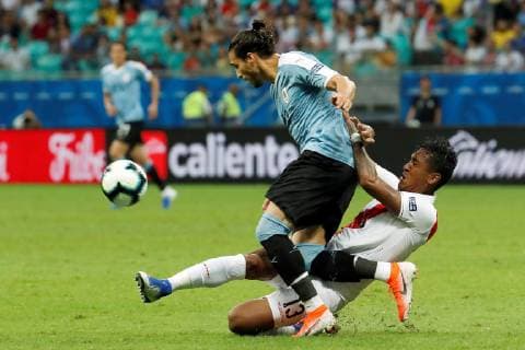 Uruguay s Martín Cáceres (L) in action against Peruvian Renato Tapia (R) during the Copa America 2019 quarter-finals soccer match between Uruguay and Peru, at Arena Fonte Nova Stadium in Salvador, Brazil, 29 June 2019. Uruguay vs. Peru !ACHTUNG: NUR REDAKTIONELLE NUTZUNG!  Copyright: xMauricioxDuenasxCastanedax SCA22101 20190629-636974439721435712