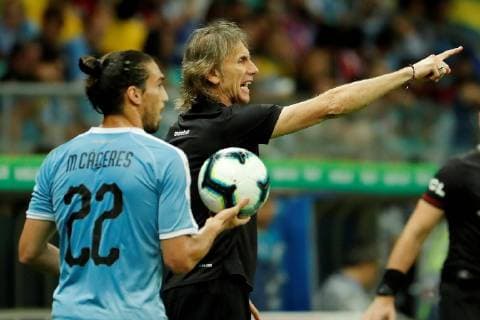 Peru s head coach Argentinian Ricardo Gareca (R) gives instructions next to Uruguay s Martin Caceres (L) during the Copa America 2019 quarter-finals soccer match between Uruguay and Peru, at Arena Fonte Nova Stadium in Salvador, Brazil, 29 June 2019. Uruguay vs. Peru !ACHTUNG: NUR REDAKTIONELLE NUTZUNG!  Copyright: xMauricioxDuenasxCastanedax SCA22107 20190629-636974443625284453