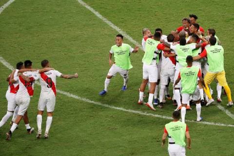 Peruvian players celebrate their qualification to the semifinals during the penalty shoot-out after the Copa America 2019 quarter-finals soccer match between Uruguay and Peru, at Arena Fonte Nova Stadium in Salvador, Brazil, 29 June 2019. Uruguay vs. Peru !ACHTUNG: NUR REDAKTIONELLE NUTZUNG!  Copyright: xRaulxSpinassex SCA22159 20190629-636974480039971198
