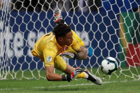 Peruvian goalkeeper Pedro Gallese catches the ball of Uruguay s Luis Suarez during the penalty shoot-out after the Copa America 2019 quarter-finals soccer match between Uruguay and Peru, at Arena Fonte Nova Stadium in Salvador, Brazil, 29 June 2019. Uruguay vs. Peru !ACHTUNG: NUR REDAKTIONELLE NUTZUNG!  Copyright: xJoedsonxAlvesx SCA22175 20190629-636974484085316161