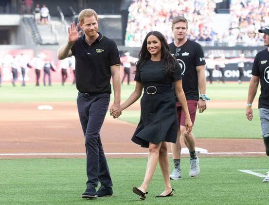 Sport Themen der Woche KW26 Sport Bilder des Tages The Duke and Duchess of Sussex Prince Harry and Meghan walk on the field when the New York Yankees play the Boston Red Sox at the London Stadium in the Queen Elizabeth Olympic Park in London on Saturday June 29, 2019. Europe s first ever Major League Baseball game is played at the London Stadium.  LON20190629394 MARKxTHOMAS