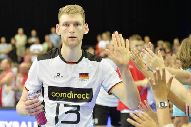 Volleyball, Nations League 2019, Leipzig (28. - 30. Juni 2019), Partie Deutschland vs. Polen (29.06.2019) Simon Hirsch (Deutschland, Nr. 13) beim Abklatschen mit den Fans nach dem Spiel Deutschland gegen Polen (29.06.2019). Leipzig Sachsen Deutschland Arena Leipzig