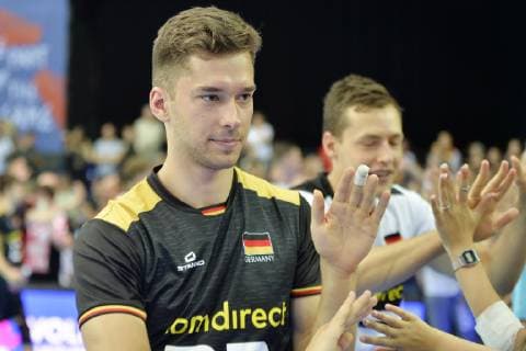 Volleyball, Nations League 2019, Leipzig (28. - 30. Juni 2019), Partie Deutschland vs. Polen (29.06.2019) Tim Peter (Deutschland, Nr. 23) beim Abklatschen mit den Fans nach dem Spiel Deutschland gegen Polen (29.06.2019). Leipzig Sachsen Deutschland Arena Leipzig