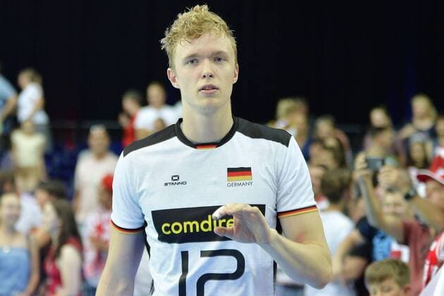 Volleyball, Nations League 2019, Leipzig (28. - 30. Juni 2019), Partie Deutschland vs. Polen (29.06.2019) Anton Brehme (Deutschland, Nr. 12) beim Abklatschen mit den Fans nach dem Spiel Deutschland gegen Polen (29.06.2019). Leipzig Sachsen Deutschland Arena Leipzig