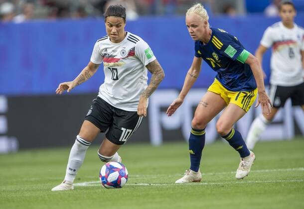Frankreich, Rennes, Roazhon Park, 29.06.2019, Fussball - FIFA Frauen-WM - Viertelfinale - Deutschland - Schweden Bild: v. l. Dzsenifer Marozsan (Deutschland, 10) und Caroline Seger (Schweden, 17) Copyright: HMBxMedia xHeikoxBecker