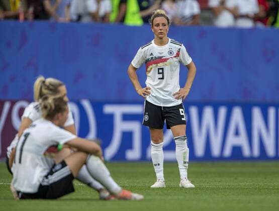 Frankreich, Rennes, Roazhon Park, 29.06.2019, Fussball - FIFA Frauen-WM - Viertelfinale - Deutschland - Schweden Bild: v. l. Enttäuschung bei Alexandra Popp (Deutschland, 11), Lena Goeßling (Deutschland, 8) und Svenja Huth (Deutschland, 9) Copyright: HMBxMedia xHeikoxBecker