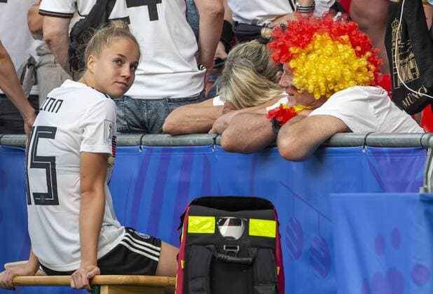 Frankreich, Rennes, Roazhon Park, 29.06.2019, Fussball - FIFA Frauen-WM - Viertelfinale - Deutschland - Schweden Bild: v. l. Enttäuschung bei Giulia Gwinn (Deutschland, 15) die von Ihren Eltern getröstet wird Copyright: HMBxMedia xHeikoxBecker