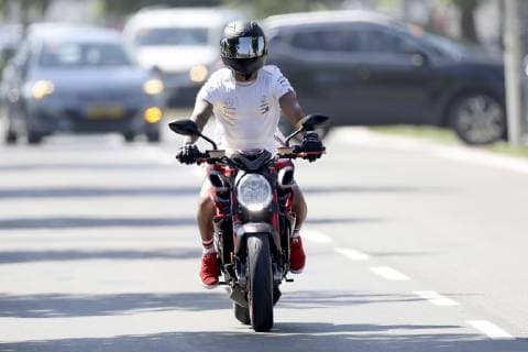 HAMILTON Lewis F1 Team Mercedes AMG Mit Motorrad auf dem Weg zum Rennen Formel 1 GP 2019 Austria am 30.06.2019 in Spielberg