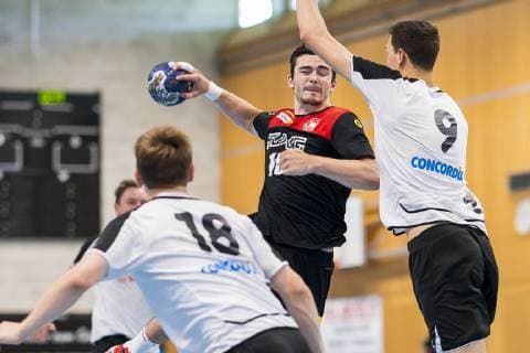 Kloten, Deutschland 30. Juni 2019: Handball, DHB U21, U 21 Laenderspiel - Airport Trophy - Schweiz vs. Deutschland v.li. On Langenick (Schweiz), Hendrik Schreiber (Deutschland HSG Wetzlar), Lukas Heer (Schweiz) Kloten Sporthalle Ruebisbach Schweiz