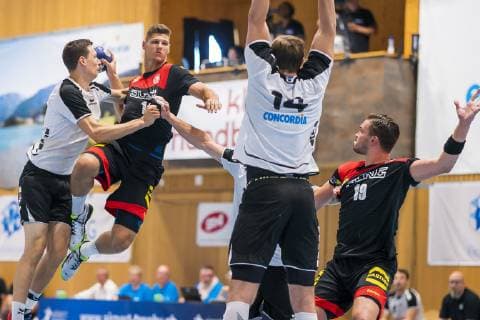Kloten, Deutschland 30. Juni 2019: Handball, DHB U21, U 21 Laenderspiel - Airport Trophy - Schweiz vs. Deutschland Sebastian Heymann (Deutschland FrischAuf Goeppingen), Philip Novak (Schweiz)?, Marcel Timm (Deutschland HC 2000 Coburg) Kloten Sporthalle Ruebisbach Schweiz
